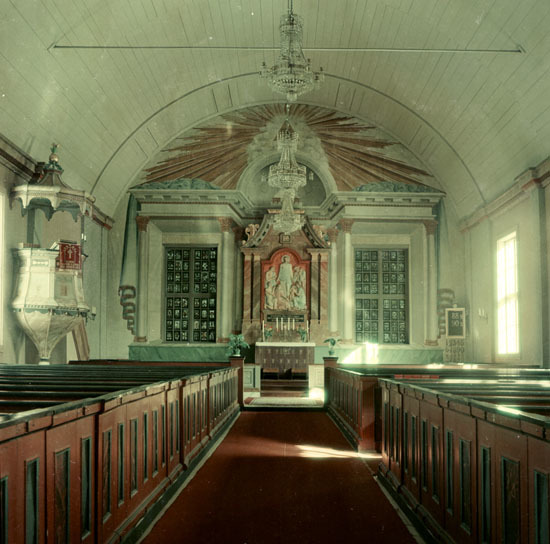 Interiörbild av Vilhelmina kyrka.