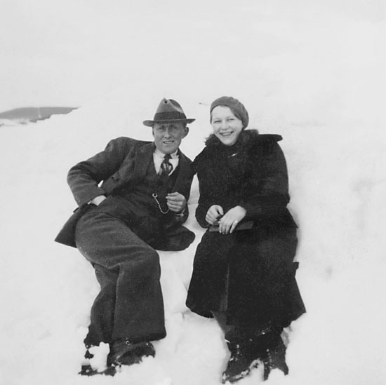 Bild av Gunnar och Greta i en snödriva.
