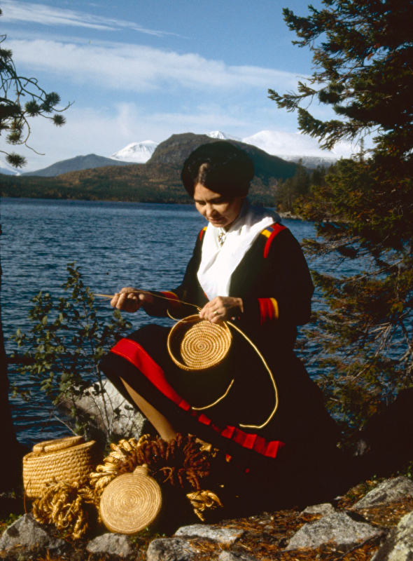 Den kända samiska rotslöjdaren Ellen Kitok Ande...