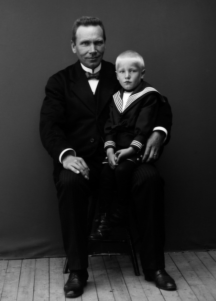 Ateljéfoto av okänd man och pojke.