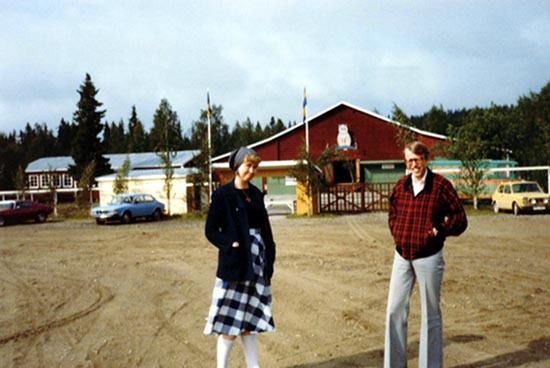 Birgitta och Staffan Larsson mot logen i Pauträsk.