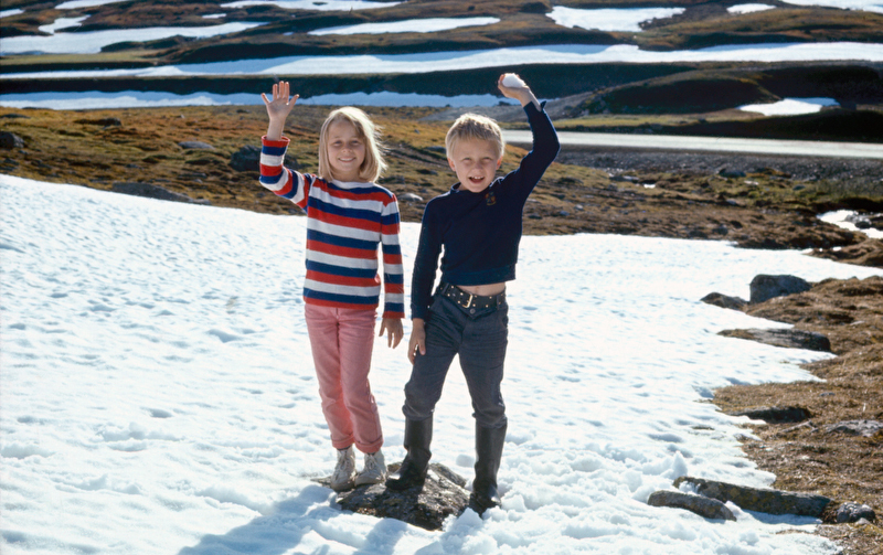 Ira och Ulf kastar snöboll.