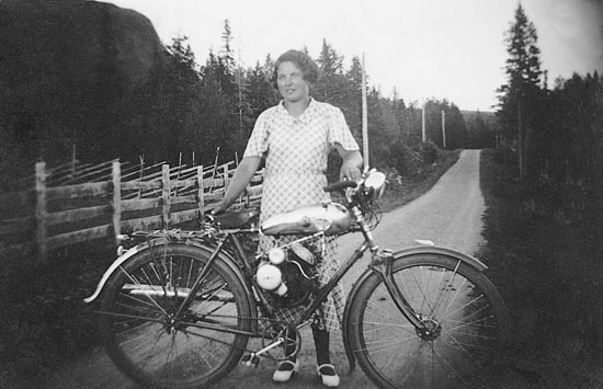 Stina Bergström ute på cykel med påhängsmotor.