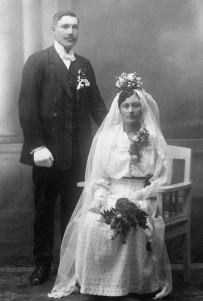 Brudparet Lexi och Alfrida Åström.