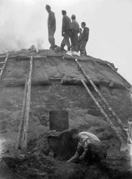 Kolargänget vid milan på skogskursen 1949.