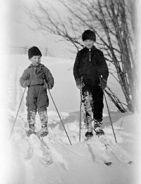 Bröderna Arne och Harry Jonsson på skidfärd.