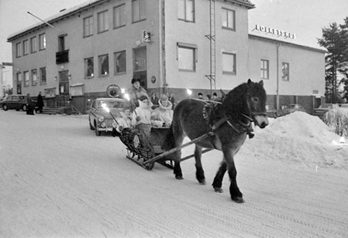 Häst med rissla vid Folkets hus, Vilhelmina, 1969.