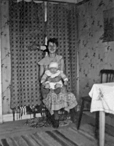 Mor Helga med dottern Ruth i knäet