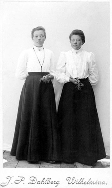 Porträtt av två okända kvinnor.