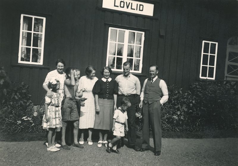 Okända personer framför Lövliden station 1938.