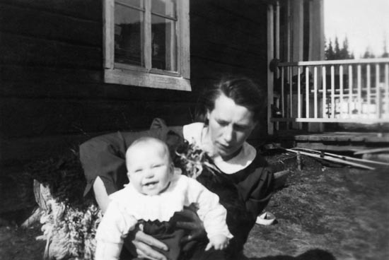 Helga Jonsson med sitt lilla barn i famnen,
