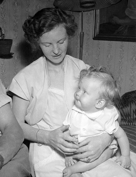 Eva Swedberg med sin son Gerhard.