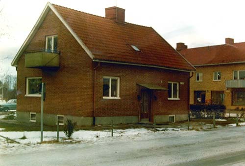 Holgers stuga i Stensele mitt för Posten.