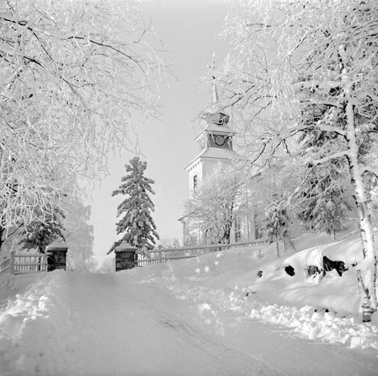 Vy mot Vilhelmina kyrka vintern 1953.