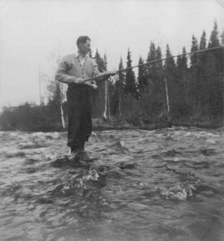 Hugo Bäckström fiskar i Skogbäcken.