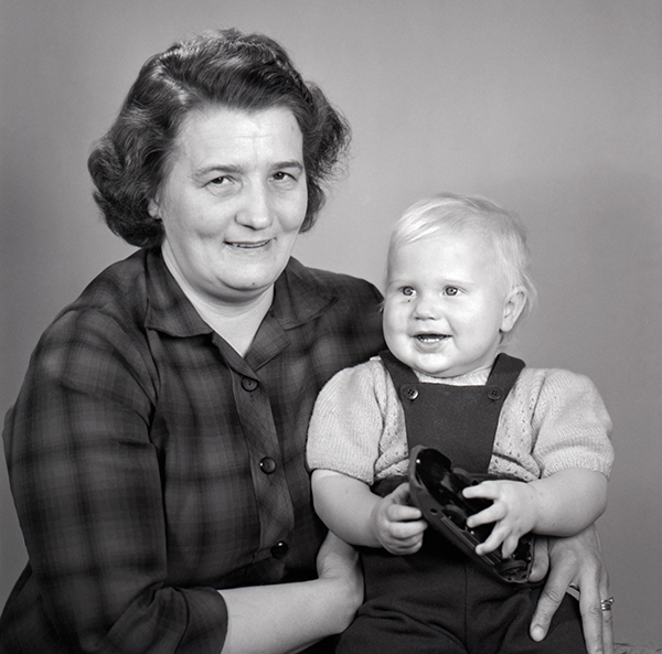 Mamma Astrid med lille Ragnar Strömberg.