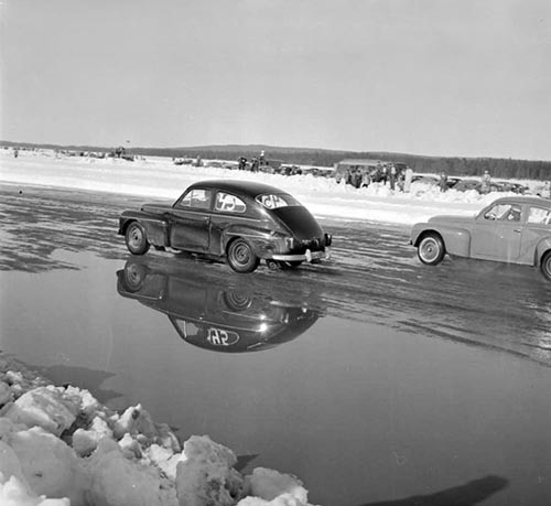 Motortävlingar på Baksjön. Sandad is.