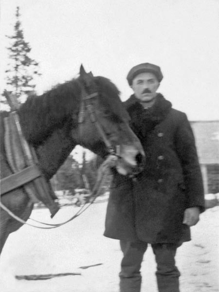 Jonas-Erik Andersson håller i hästen