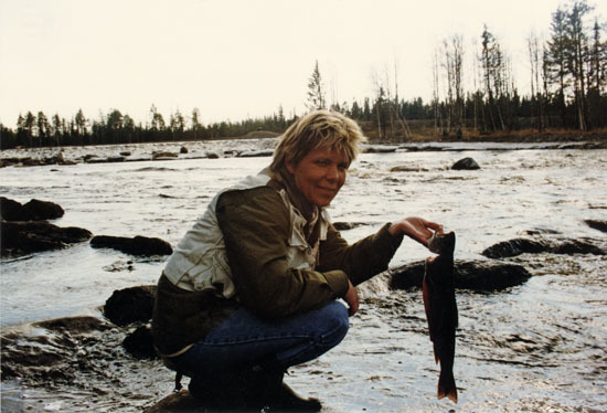 Maria Bergqvist visar upp en nyfångad fisk.