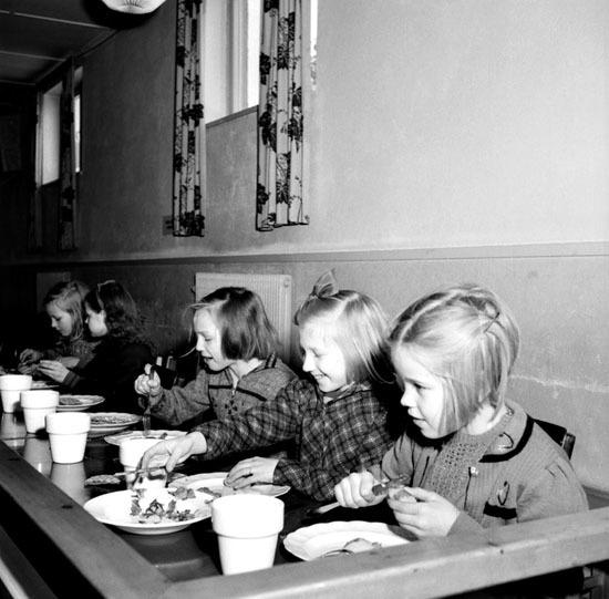 Skolbarn som äter på barnbespisningen 