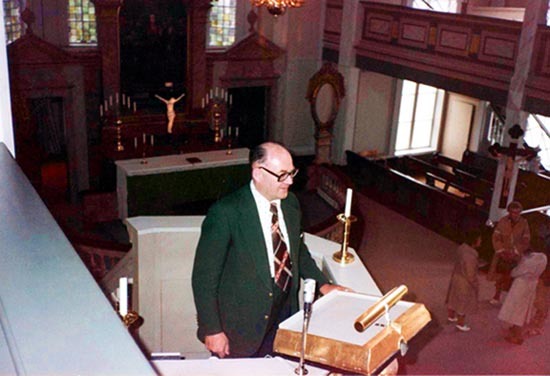 John Lindgren på nära håll i predikstolen 