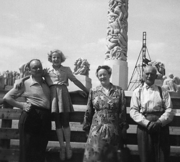 Vid obelisken i Vigelandsparken, Oslo. Juli 1947.