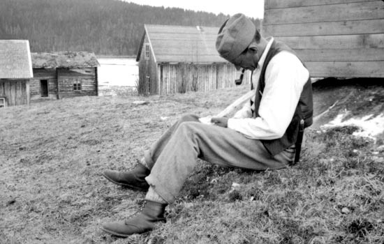Vaktmannen i Fatmomakke slöjdar på fritiden, 1942.