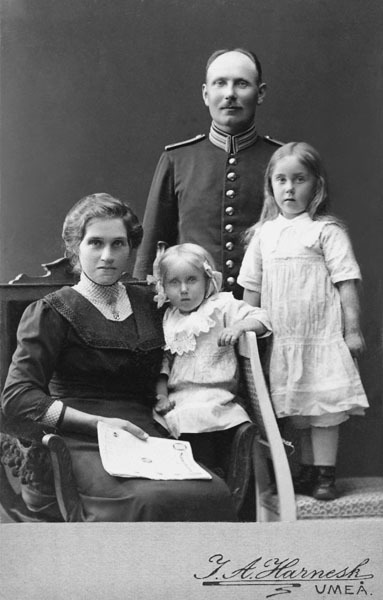 Fanjunkare Simon Holmgren med familj. 