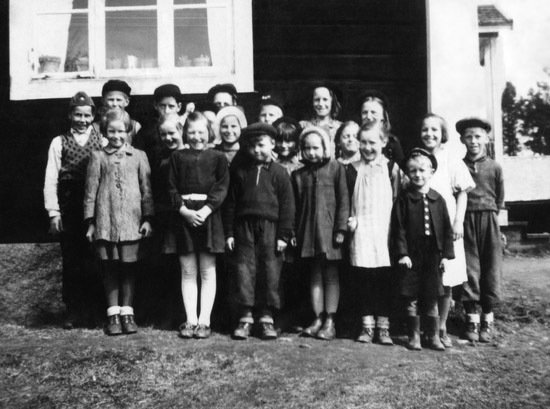 Barn framför skolan i Lövliden.