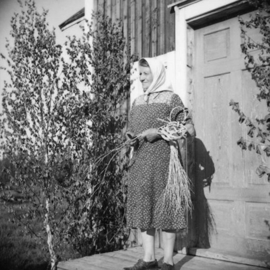 Selma Persson, framför sin stuga 