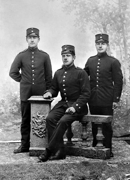 Tre uniformerade okända män.