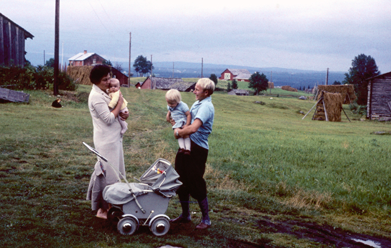 Fotot taget sensommaren 1960 och då hade familjen 