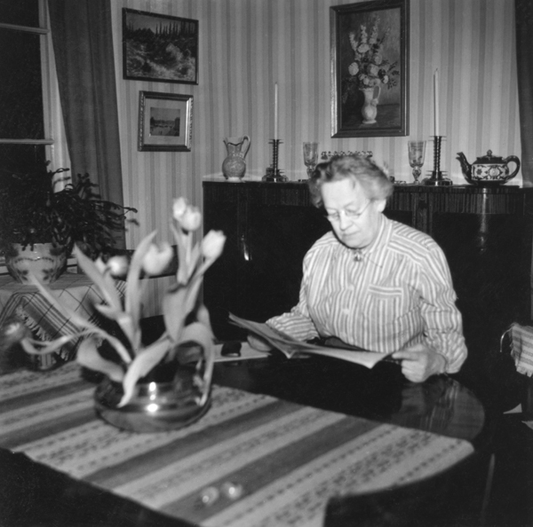 Lilly Öberg vid matrumsbordet 1957.