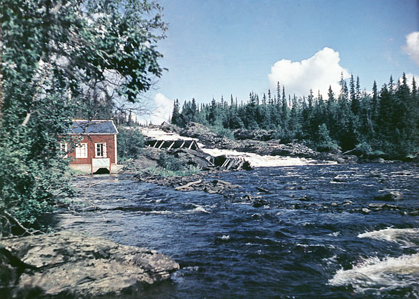 Kraftstationen i Dikanäs. Vattendraget är Dalsån.