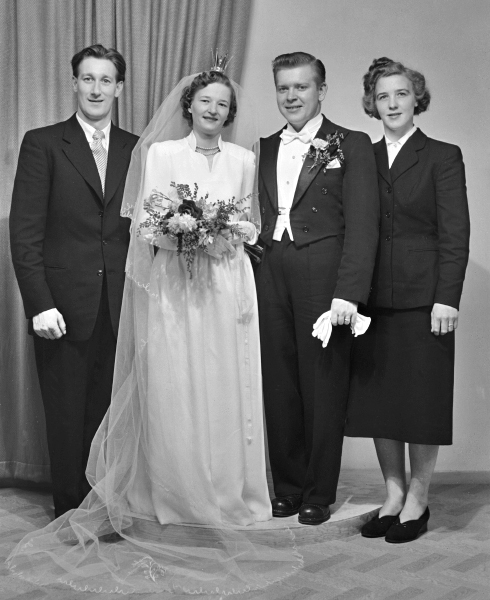 Brudparet Gideonsson 1952 med marskalk och tärna.