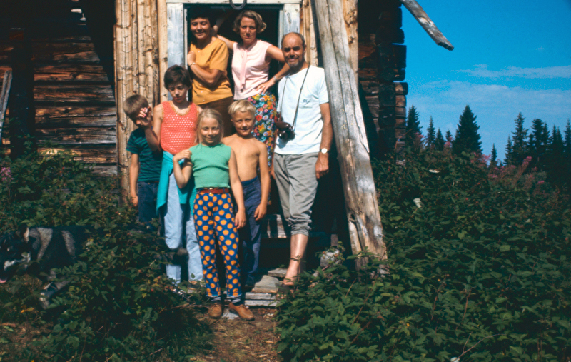 Familjen Grönlund med gäster i Riptjärnberg.