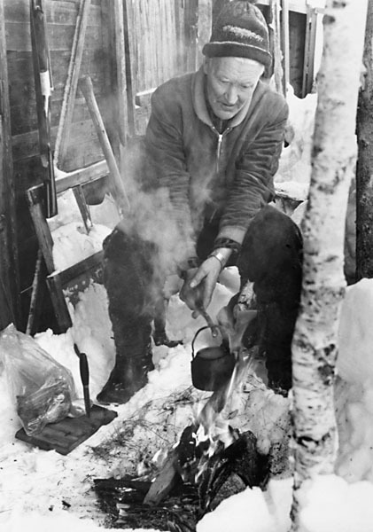 Erik Viktorsson på kafferast en vinterdag 1969.