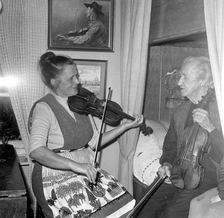 Ester och Jon Erik i Lillstugan 1959.