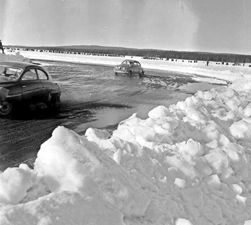 Motortävlingar på Baksjön. Sandad is.