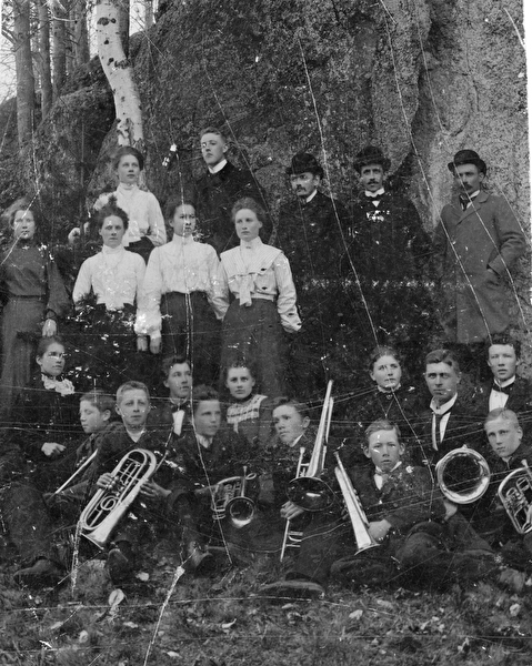 Fotografi av en Mässingorkester.