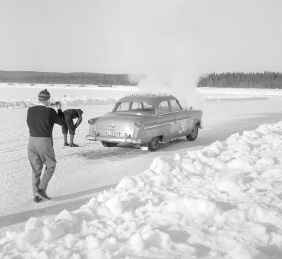 Bild av isbanetävling på Baksjöns is: