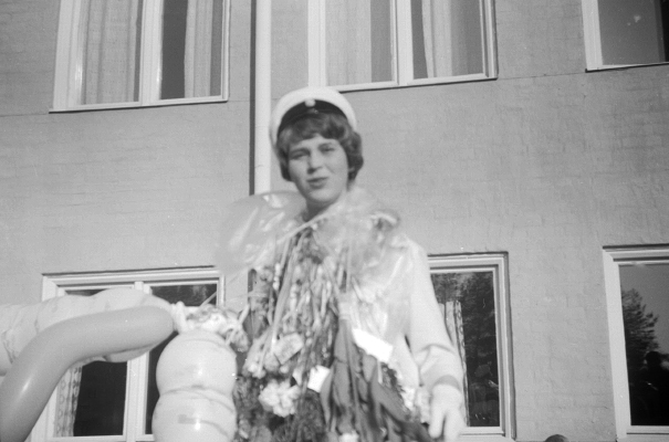 Maud Holmgren tar studenten våren 1954.