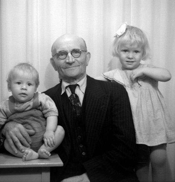 Johan Olof Fredriksson med sina barnbarn.