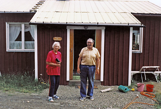 Ingegerd o Harry utanför sitt hus i Dajkanvik.