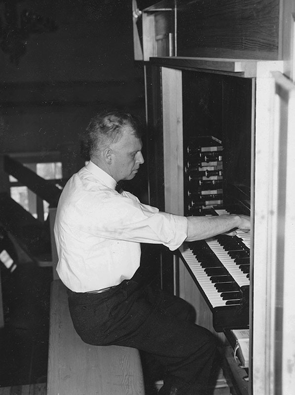 Knut Gavelin  vid orgeln i Vilhelmina Kyrka.