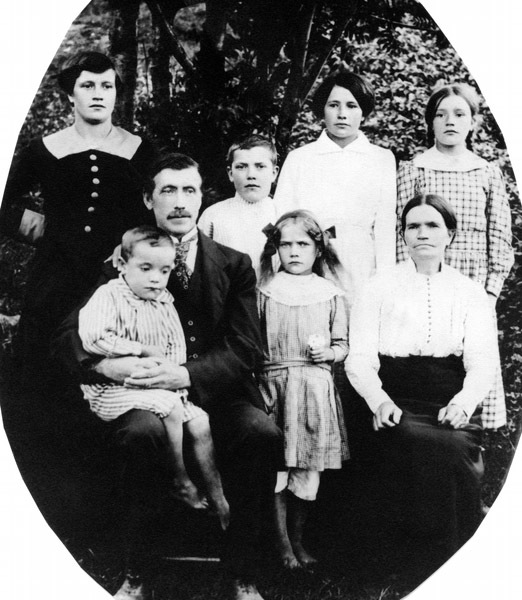 Agata och Karl  Oskar med familj  i Olofsbäck.