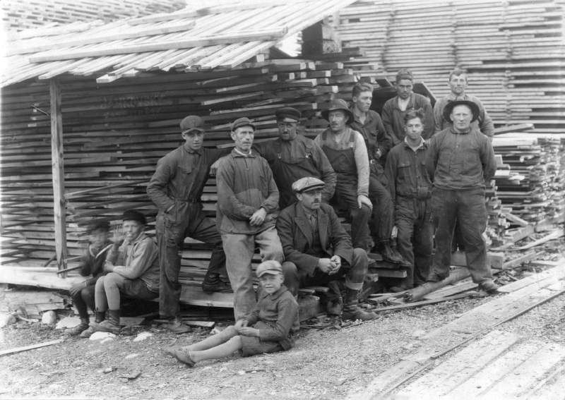 John med sina arbetare på sågen i Storuman.
