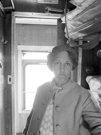 Britt Sehlin på tåg.