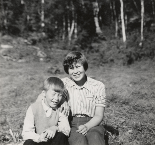 Syskonen Urban och Birgitta Larsson, Storvall.