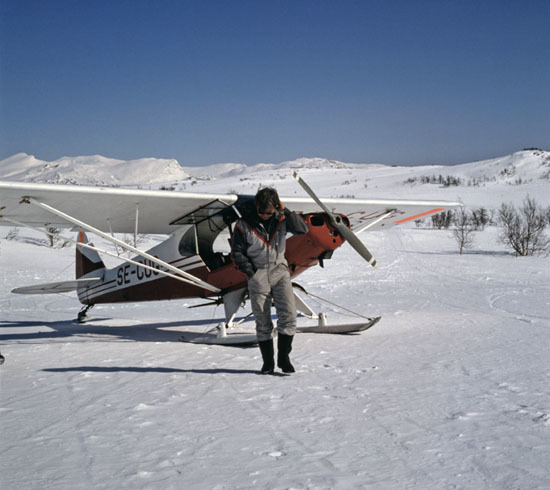Åke Pettersson med flygplan i fjällterräng.